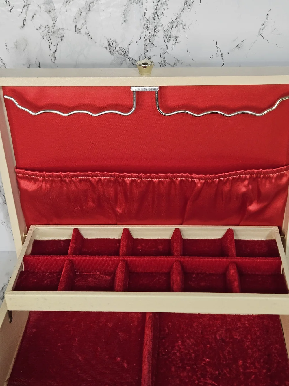 Vintage 1960's Lady Buxton Beige Two Tier Jewelry Box With Red Velvet
